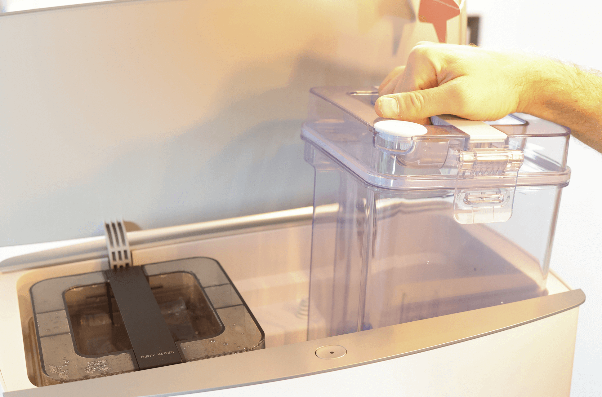 Der Frischwassertank der Moppreinigungsstation des ECOVACS DEEBOT T20 OMNI ist zu sehen.